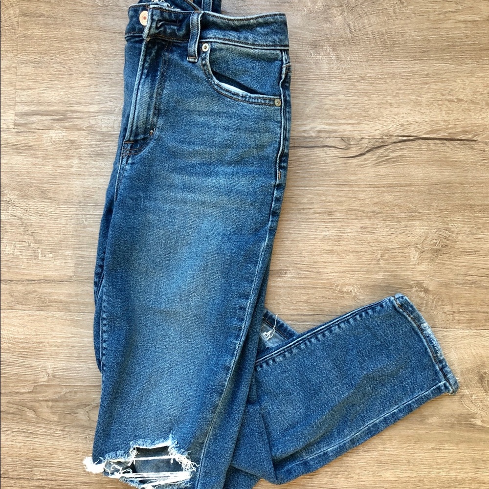 SALE! 💫 American Eagle Distressed Mom Jeans